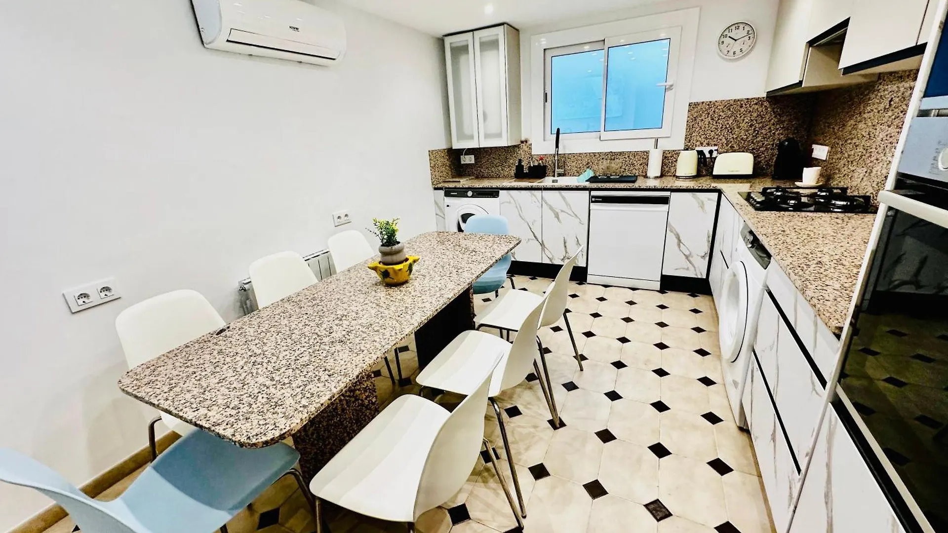 Apartmán Newly Renovated Apartment, 6 Mins To The Beach Lloret de Mar