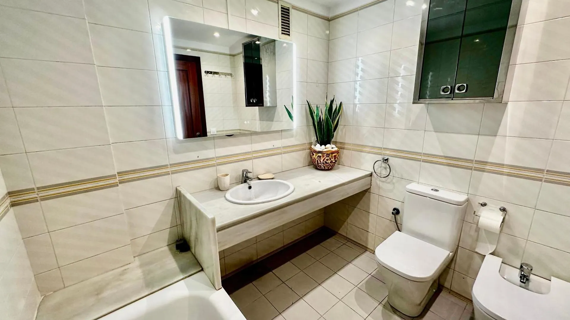 Newly Renovated Apartment, 6 Mins To The Beach Lloret de Mar