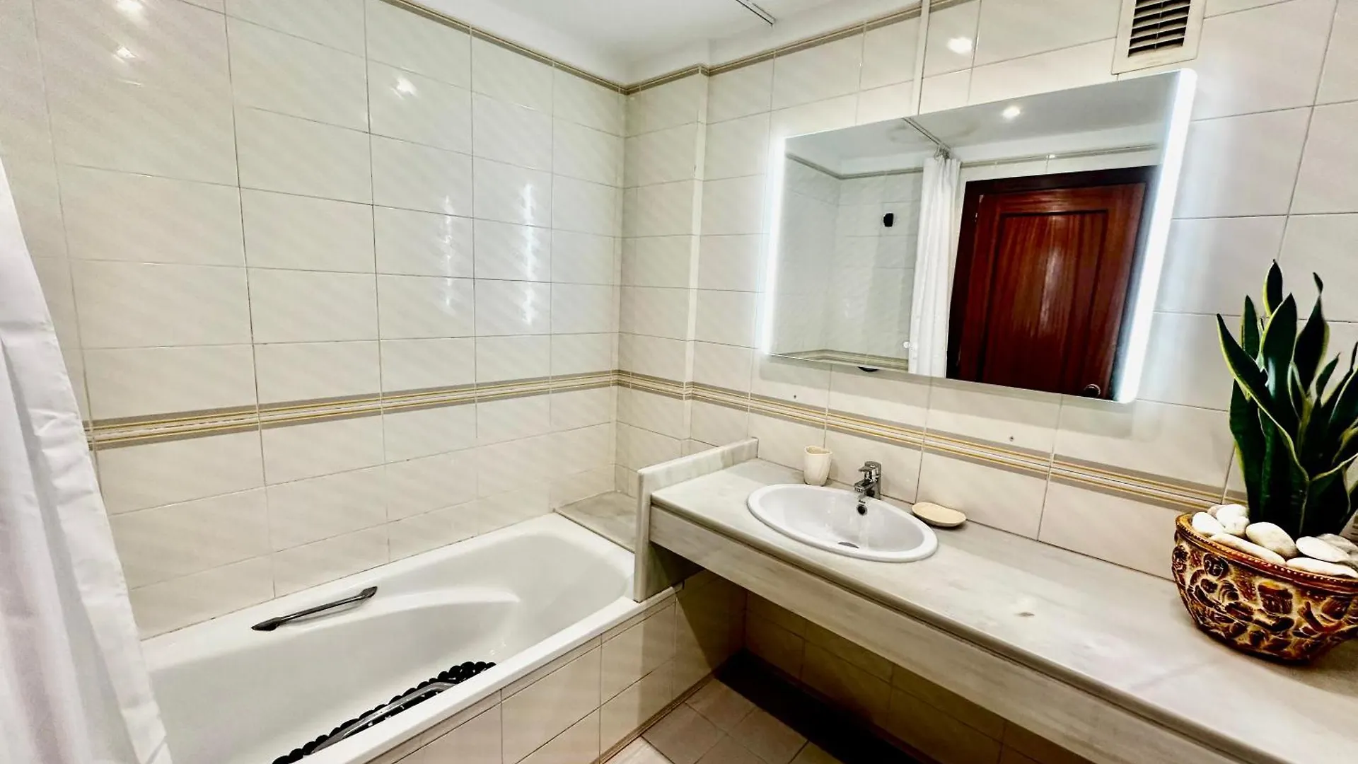 Newly Renovated Apartment, 6 Mins To The Beach Lloret de Mar 0*,  Spain